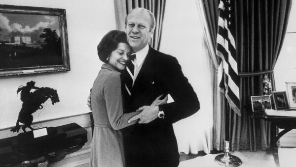 Президент США Джеральд Форд обнимает свою жену Бетти в Белом доме в Вашингтоне, 30 декабря 1974