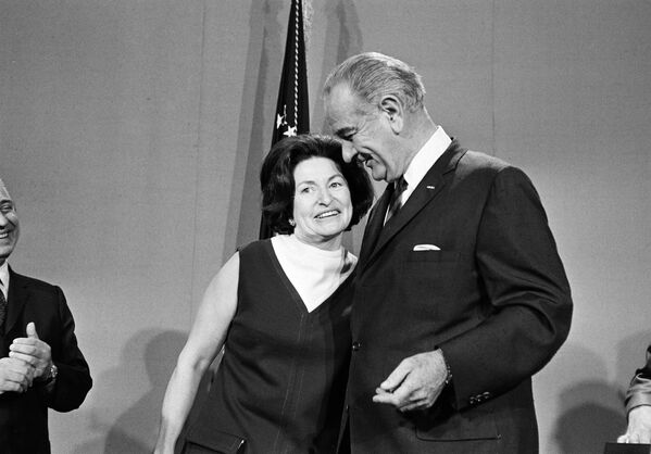 Президент США Линдон Джонсон и леди Берд Джонсон