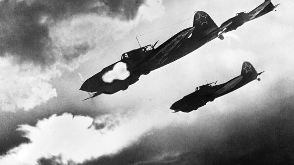 Советские летчики на самолетах ИЛ-2 атакуют колонну противника во время битвы на Курской дуге. Архивное фото