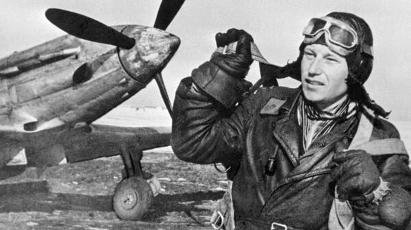 Трижды Герой Советского Союза Александр Иванович Покрышкин стоит у боевого самолета