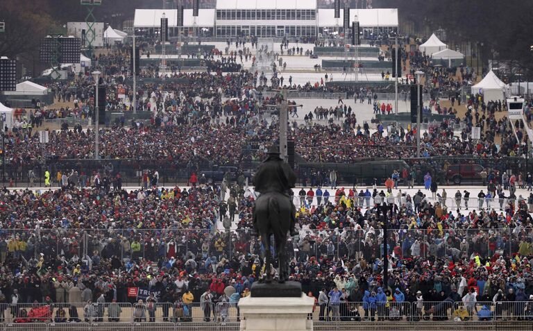 Люди перед началом церемонии инаугурации президента США Дональда Трампа у Капитолия США. 20 января 2017