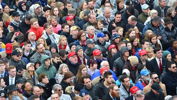 Люди перед началом церемонии инаугурации президента США Дональда Трампа у Капитолия США. 20 января 2017