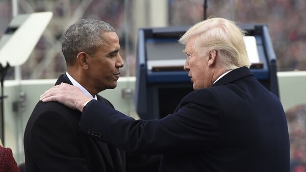 Барак Обама пожимает руку избранному президенту США Дональду Трампу. Архивное фото