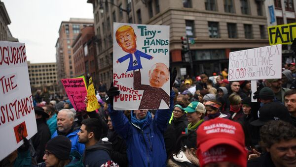 Протесты на улицах Вашингтона во время инаугурации избранного президента США Дональда Трампа.