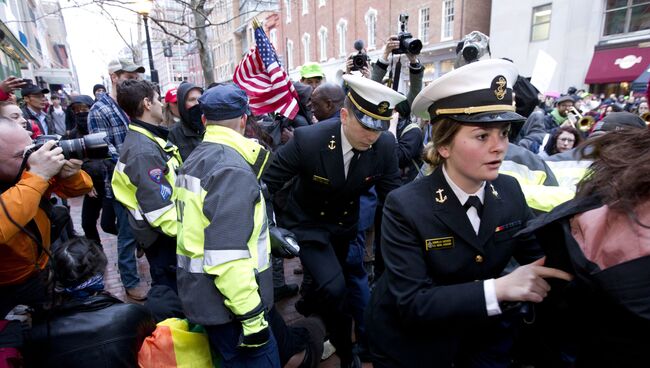 Полиция сдерживает протестующих во время инаугурации 45-го президента США. 20 января 2017 года