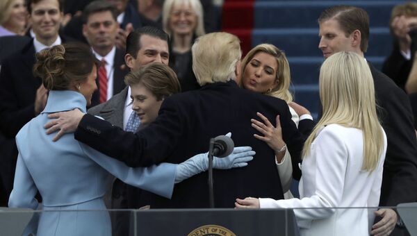 Президент США Дональд Трамп со своей семьей после принятия присяги в Капитолии в Вашингтоне, США. 20 января 2017