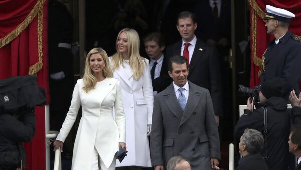 Семья Дональда Трампа прибывает в Капитолий на его инаугурацию. 20 января 2017 года