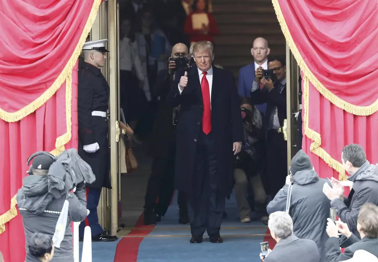 Избранный президент США Дональд Трамп прибывает на свою инаугурацию в Капитолии. 20 января 2017 года Избранный президент США Дональд Трамп прибывает на свою инаугурацию в Капитолии. 20 января 2017 года