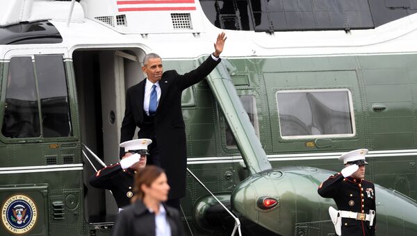 Бывший президент США Барак Обама садится в вертолет, чтобы покинуть Капитолий США после церемонии инаугурации Дональда Трампа. 20 января 2017