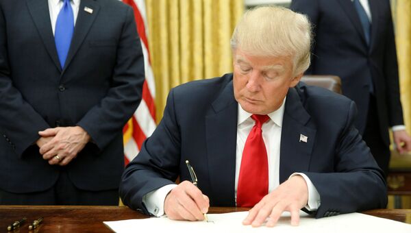 Трамп подписывает указ. 20 января 2017 год