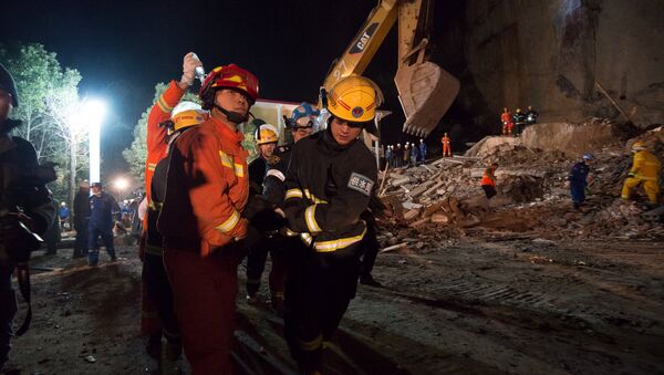 Спасатели на месте обрушения отеля в китайской провинции Хубэй, 20 января 2017
