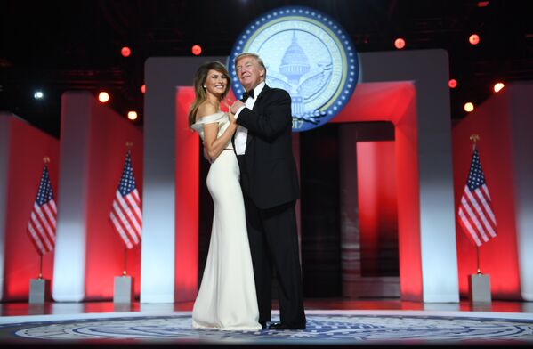 Президент США Дональд Трамп и первая леди Меланья Трамп на балу Liberty в честь своей инаугурации в Вашингтоне