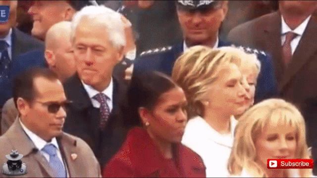 Клинтон сверлит мужа взглядом. Кадр из видео