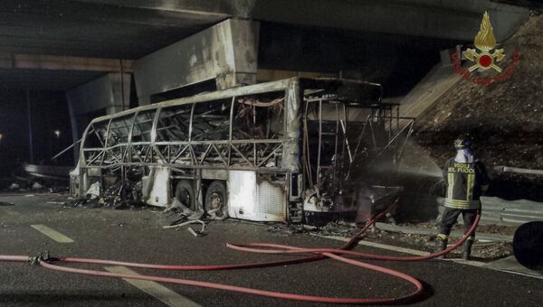 Сгоревший автобус в Италии. Архивное фото