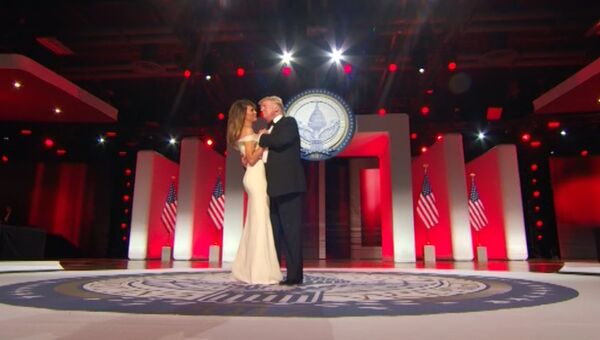 Первый танец Трампа и его супруги Меланьи после инаугурации