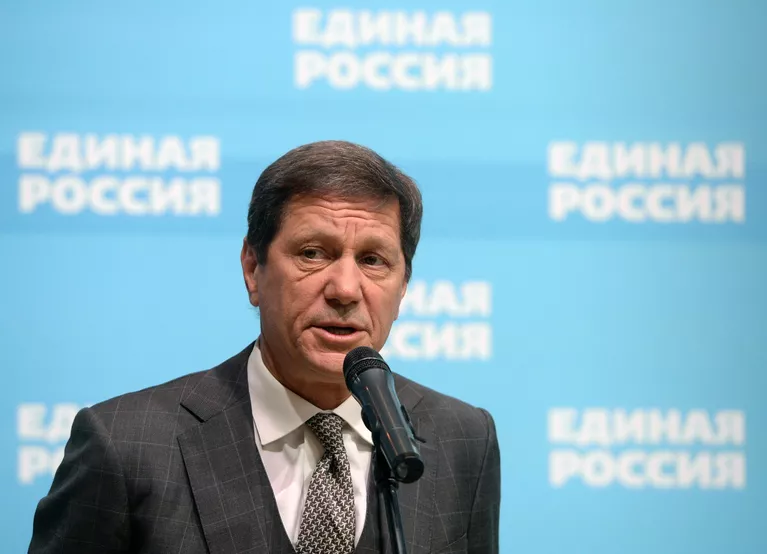 Первый заместитель председателя Госдумы РФ Александр Жуков отвечает на вопросы журналистов перед началом XVI съезда партии Единая Россия в Москве Первый заместитель председателя Госдумы РФ Александр Жуков отвечает на вопросы журналистов перед началом XVI съезда партии Единая Россия в Москве