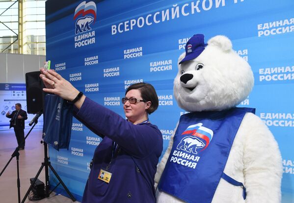 Делегат фотографируется перед началом XVI съезда партии Единая Россия в Москве