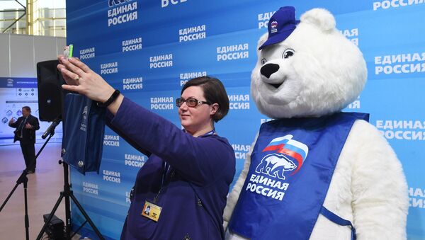 Делегат фотографируется перед началом XVI съезда партии Единая Россия в Москве