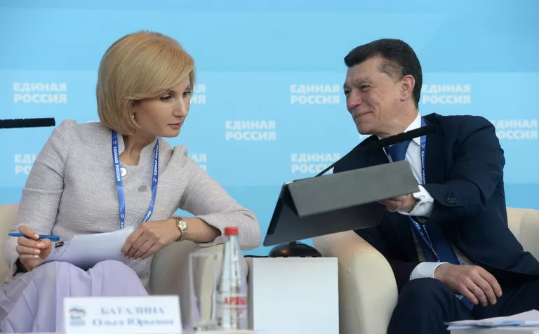 Член комитета Госдумы РФ по государственному строительству и законодательству Ольга Баталина и министр труда и социальной защиты РФ Максим Топилин на XVI съезде партии Единая Россия в Москве Член комитета Госдумы РФ по государственному строительству и законодательству Ольга Баталина и министр труда и социальной защиты РФ Максим Топилин на XVI съезде партии Единая Россия в Москве