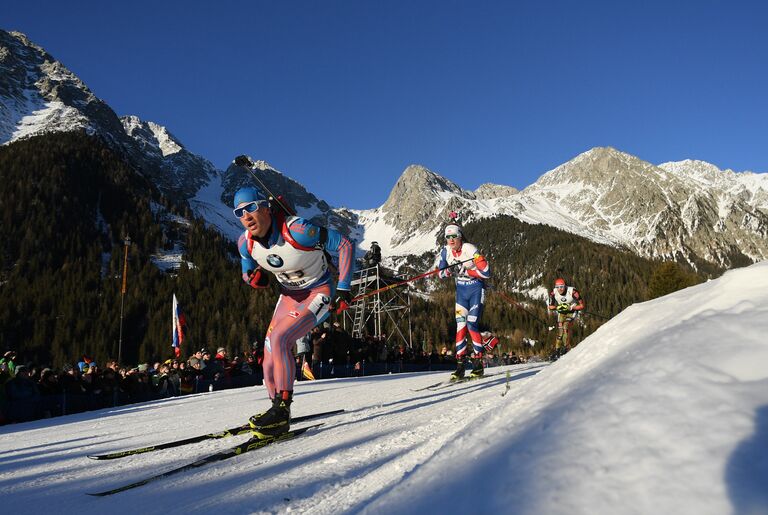Слева направо: Дмитрий Малышко (Россия), Йоханнес Бё (Норвегия) и Арнд Пайффер (Германия) на дистанции эстафеты среди мужчин по биатлону в итальянской Антерсельве