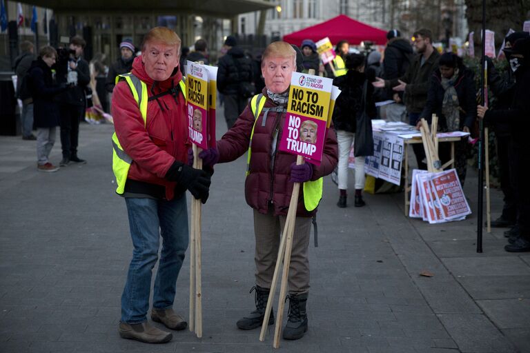 Участники акции протеста в Лондоне против избрания Дональда Трампа президентом США Участники акции протеста в Лондоне против избрания Дональда Трампа президентом США