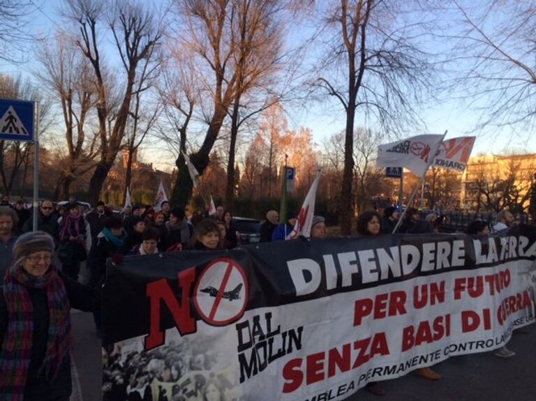 Участники акции протеста против американских военных баз на улицах итальянского города Виченца Участники акции протеста против американских военных баз на улицах итальянского города Виченца