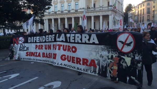 Участники акции протеста против американских военных баз на улицах итальянского города Виченца