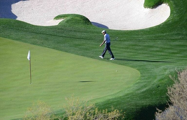 Бывший президент США Барак Обама играет в гольф. 21 января 2017 год