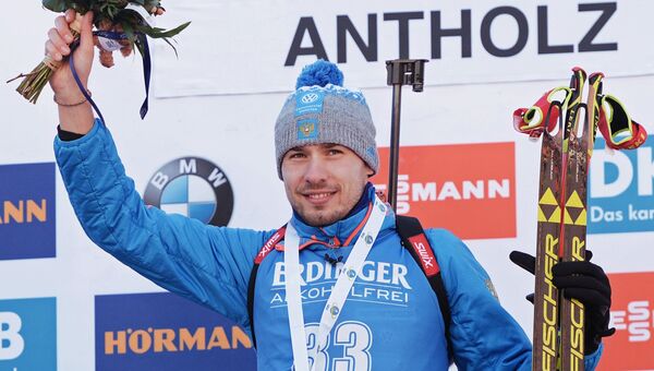 Антон Шипулин (Россия), завоевавший золотую медаль в индивидуальной гонке на 20 км среди мужчин на шестом этапе Кубка мира по биатлону сезона 2016/17 в итальянской Антерсельве, на церемонии награждения.