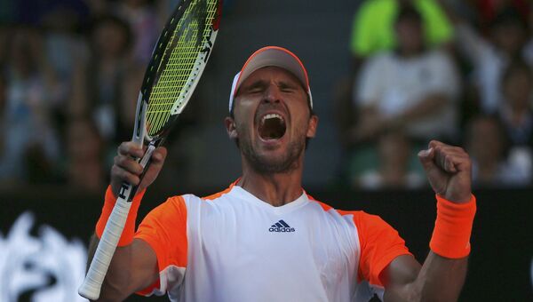 Немецкий теннисист Миша Зверев радуется победе над Энди Марреем в 1/8 финала Australian Open