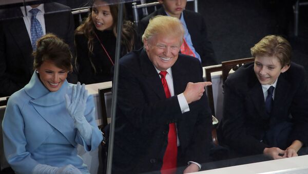 Президент США Дональд Трамп с женой Меланьей и сыном Барроном