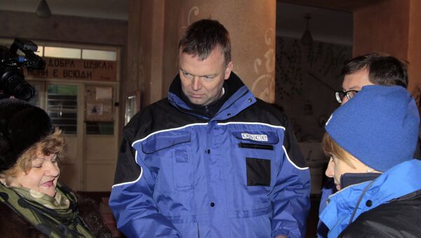 Замглавы миссии ОБСЕ на Украине А. Хуг во время посещения Донецкой области