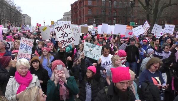 Женские марши против Трампа в Нью-Йорке, Вашингтоне, Лос-Анджелесе и Париже