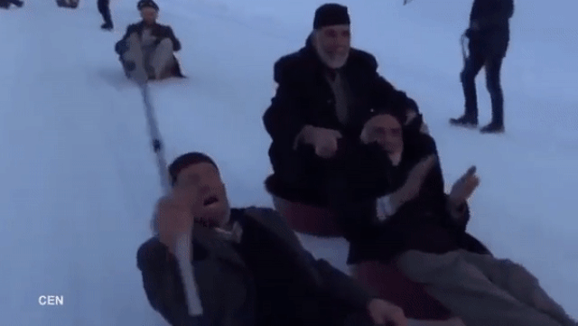 Турецкие дедушки катаются gif