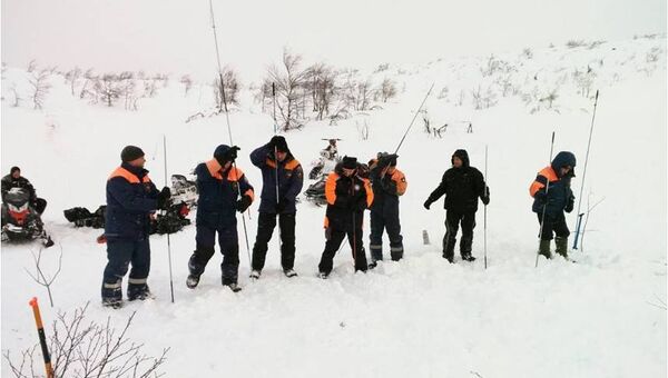 Мурманские спасатели проводят поисково-спасательную операцию по спасению туристов, попавших под cнежную лавину