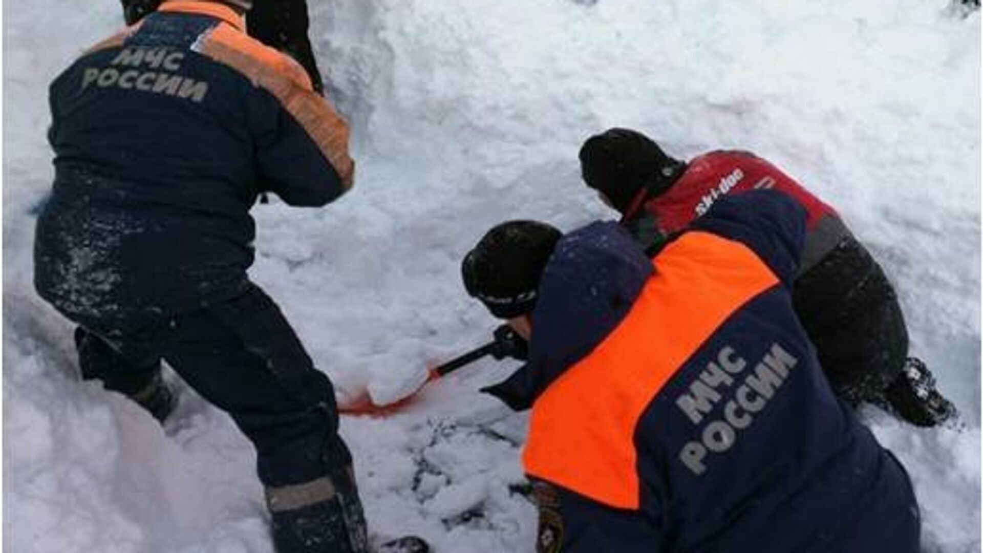 Спасатели проводят поисково-спасательную операцию по спасению туристов, попавших под cнежную лавину - РИА Новости, 1920, 06.01.2022