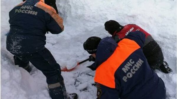 Мурманские спасатели проводят поисково-спасательную операцию по спасению туристов, попавших под cнежную лавину