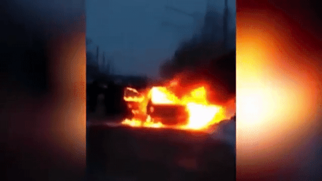 В Екатеринбурге уснувшего таксиста спасли из горящей машины