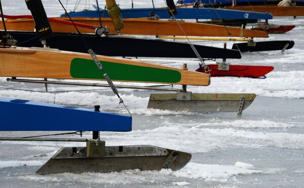 Парусные лодки перед открытыми соревнованиями по буерному спорту на кубок командующего Тихоокеанским флотом на льду Амурского залива во Владивостоке