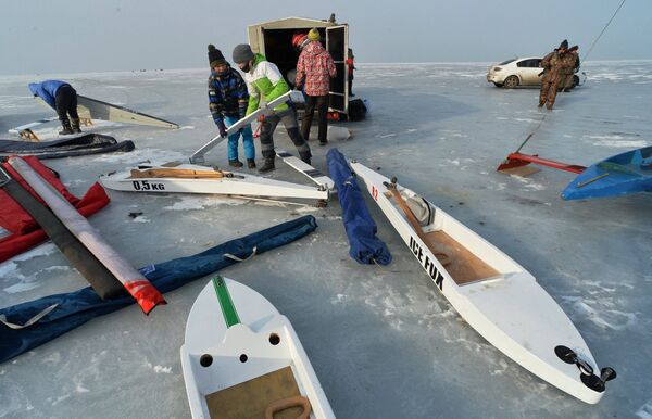Подготовка к открытым соревнованиям по буерному спорту на кубок командующего Тихоокеанским флотом на льду Амурского залива во Владивостоке