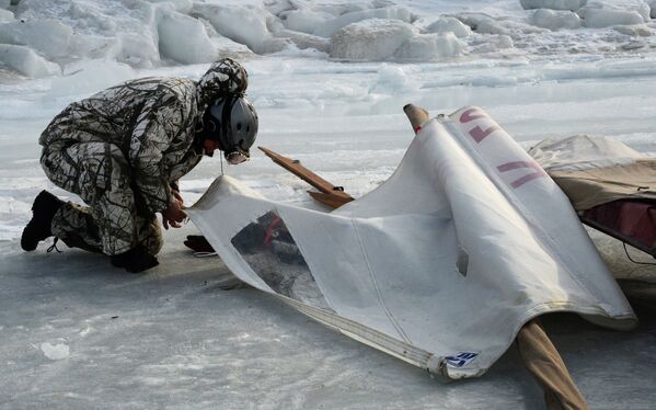 Участник готовится к открытым соревнованиям по буерному спорту на кубок командующего Тихоокеанским флотом на льду Амурского залива во Владивостоке