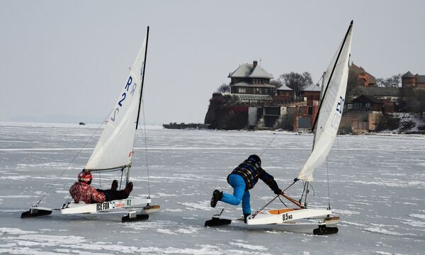 Участники открытых соревнований по буерному спорту на кубок командующего Тихоокеанским флотом на льду Амурского залива во Владивостоке