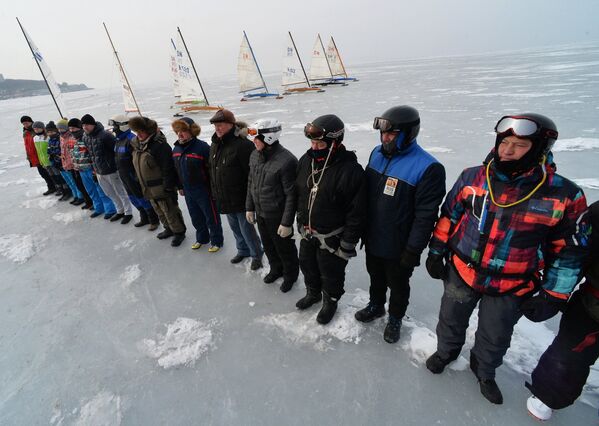 Участники перед открытыми соревнованиями по буерному спорту на кубок командующего Тихоокеанским флотом на льду Амурского залива во Владивостоке