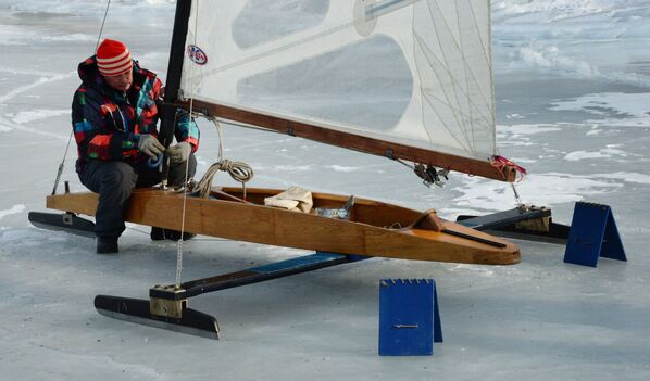 Участник готовится к открытым соревнованиям по буерному спорту на кубок командующего Тихоокеанским флотом на льду Амурского залива во Владивостоке