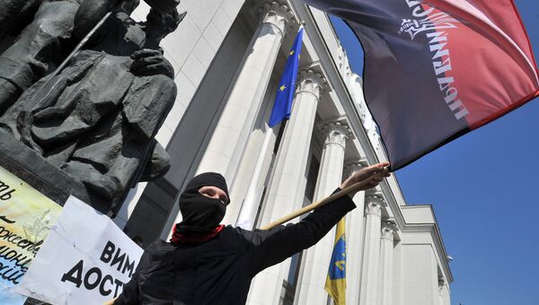 Активист Правого сектора у здания Рады в Киеве, Украина, архивное фото