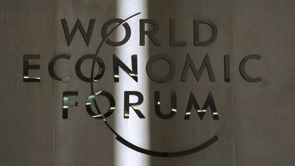 Эмблема Всемирного экономического форума в Давосе. Архивное фото