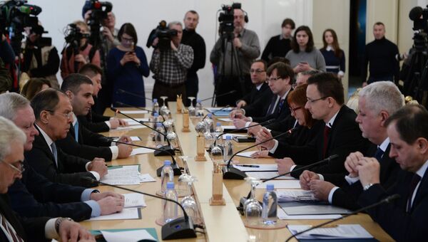 Министр иностранных дел РФ Сергей Лавров и министр внешнеэкономических связей и иностранных дел Венгрии Петер Сиярто во время встречи в Москве. 23 января 2017