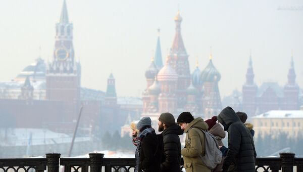 Прохожие в морозный день в Москве. Архивное фото