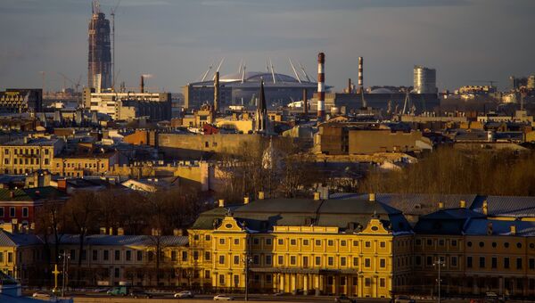 Вид на строительство многофункционального Лахта-центра с колоннады Исаакиевского собора в Санкт-Петербурге