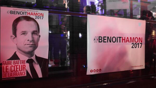 Плакаты с изображением Бенуа Амона, занявшего первое место в ходе первого тура праймериз Социалистической партии Франции, в Париже